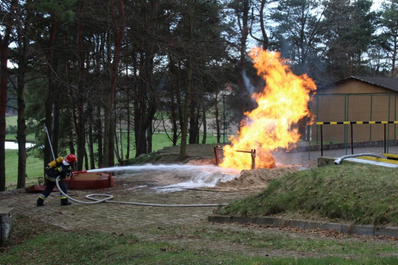 Pożar LNG. Akcja ratownicza pod kontrolą specjalistów