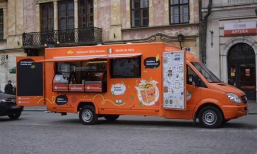 Makarunowy food truck przygotowany na oblężenie