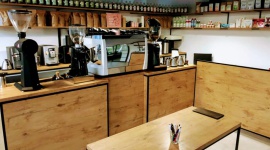 Biały Niedźwiedź parzy dobrą „czarną” BIZNES, Firma - Pierwsza kawiarnia sieci the White Bear Coffee wystartowała 3 lipca punktualnie o 7.30. Nową na rynku markę stworzyły dwie rozpoznawalne firmy: Koku Sushi i Mobilny Barista.