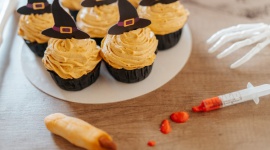 “Odgryzę palca wiedźmie” – Halloweenowa kampania “niecukierni” Fit Cake BIZNES, Firma - “W Halloween, zamiast straszyć zbędnymi kaloriami, cukrem i glutenem, przygotujemy pyszności, którymi nie pogardzi nikt – ani fit czarownica, ani wiedźmin z celiakią” – tak sieć Fit Cake zachęca fanów wegańskich słodyczy do wzięcia udziału w swoim Halloweenowym wydarzeniu.