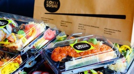 Pięć dalekobieżnych tras KOKU Sushi BIZNES, Firma - Wywodząca się z Białegostoku największa polska sieć sushi barów KOKU Sushi zaczyna realizować dowozy na terenie całego województwa podlaskiego.