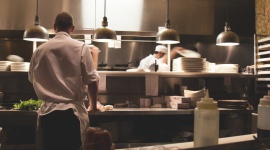 Dark kitchens na fali BIZNES, Firma - Duża, nowoczesna kuchnia na obrzeżach miasta, niskie koszty, zróżnicowana oferta, zamówienia online, tylko dowozy – to podstawowe założenia nowego trendu w gastronomii – dark kitchens. Eksperci twierdzą, że to przyszłość branży.