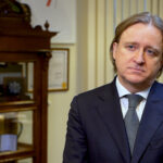 Spada zaufanie do ekspertów i instytucji. Odwrócenie kryzysu autorytetów ma duże znaczenie dla nauki