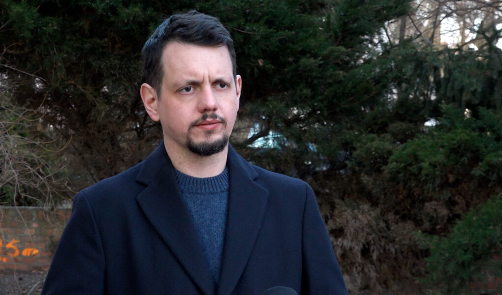 Napięcia geopolityczne podbijają emocje na rynku ropy, ale nie zakłócają dostaw. Przewidywana w 2026 r. nadpodaż ma utrzymywać niskie notowania